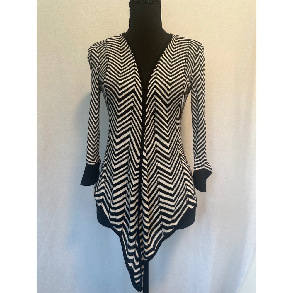 White House Black Market Chevron Sharkbite Cardigan Black White XS 4501024406